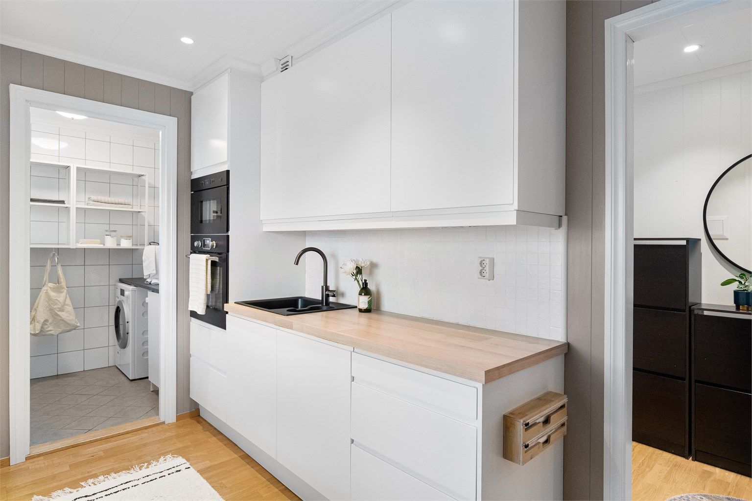 Stilrent, nydelig kjøkken som ble fornyet i 2022. Her har man også meget praktisk vaskerom