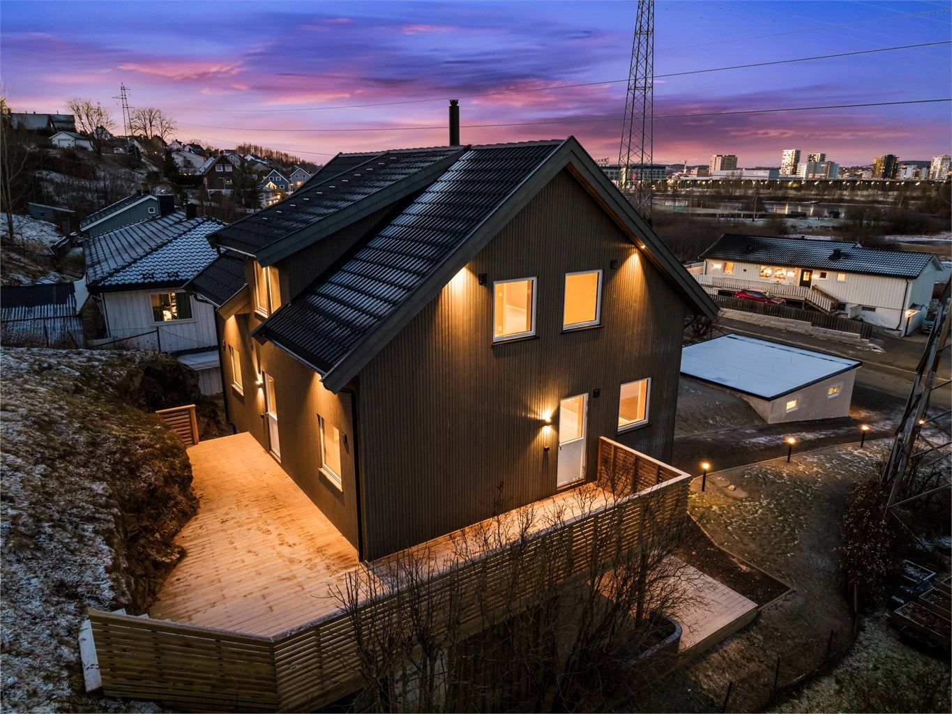 Enebolig med romslig tomt og en attraktiv beliggenhet ved Nitelva.