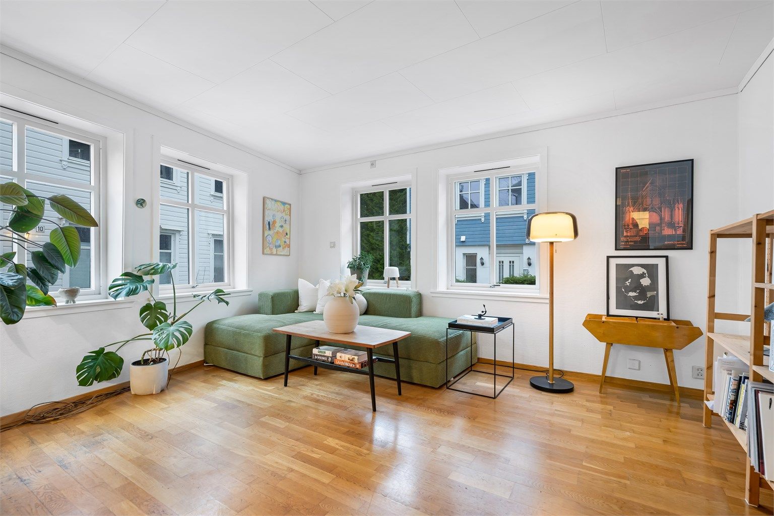 Lys hjørnestue med store vindusflater som gir godt med naturlig lys