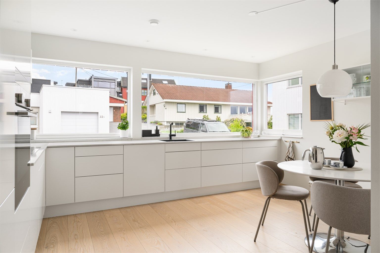 De gode vindusflatene slipper også inn rikelig med naturlig lys. 