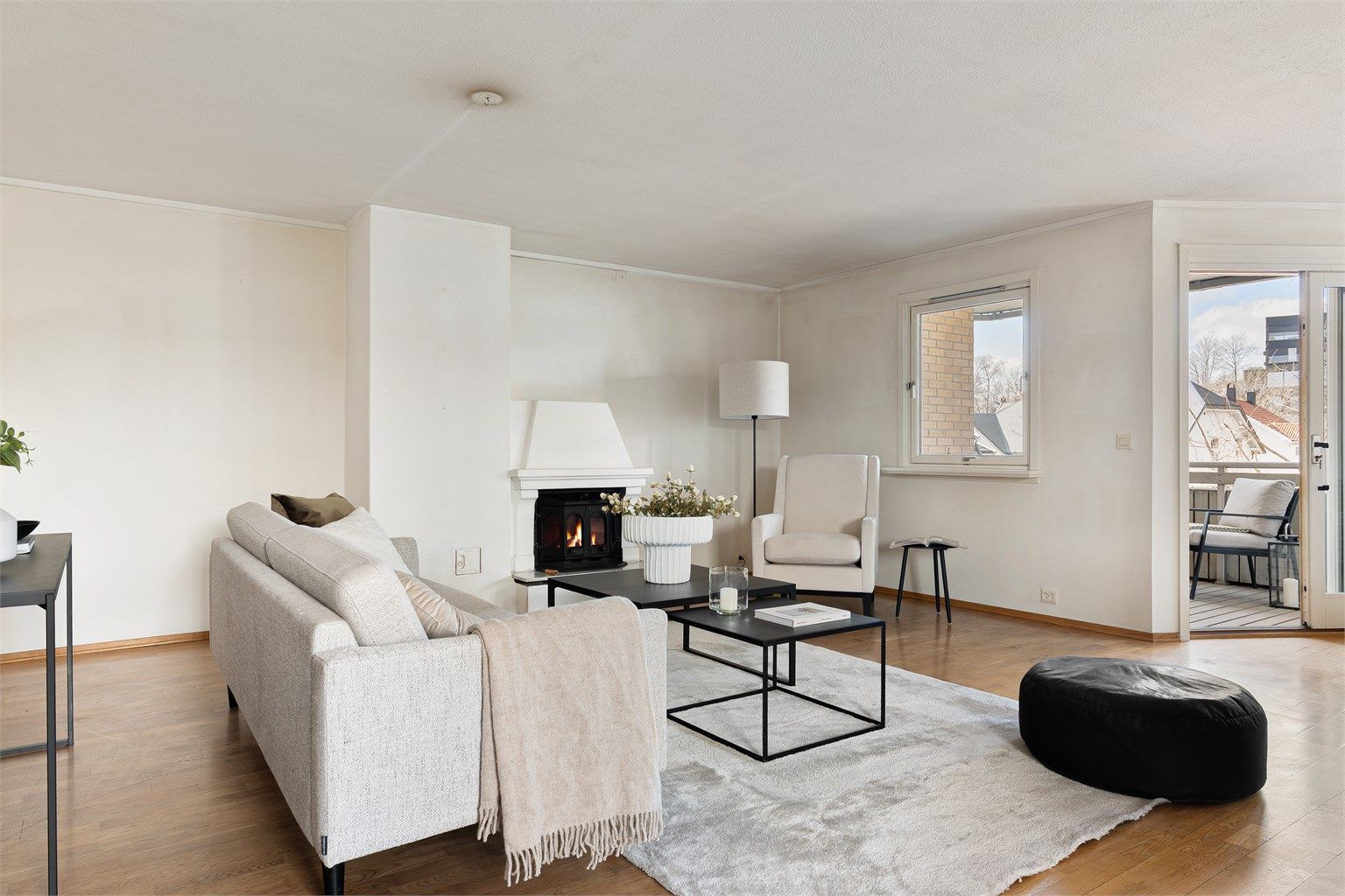 Lys og romslig stue med utgang til balkong – gir en fin forlengelse av oppholdsrommet.