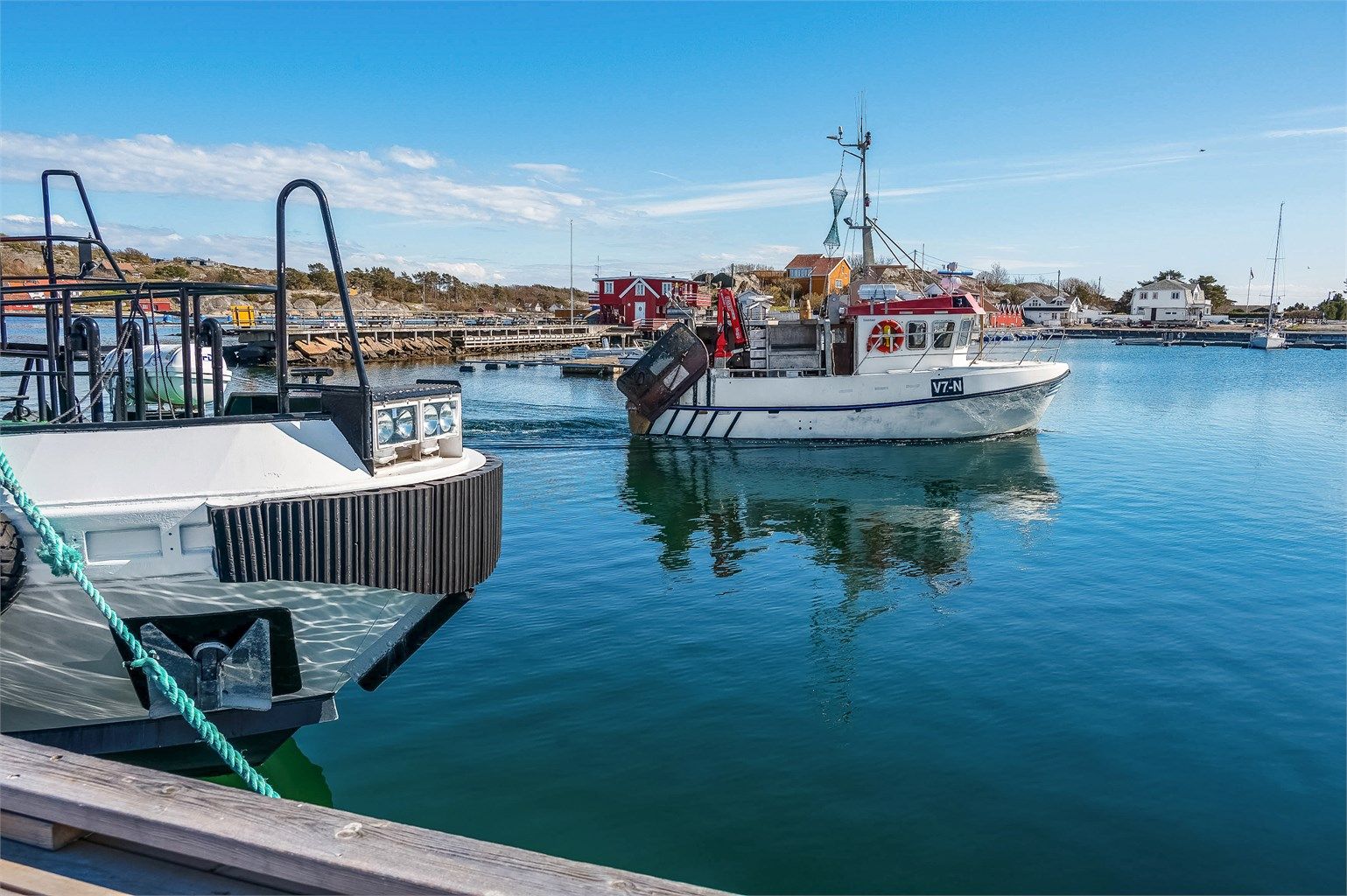 Sandøsund er sentrum på Hvasser, med fiskerimottak, butikk og serveringssteder.