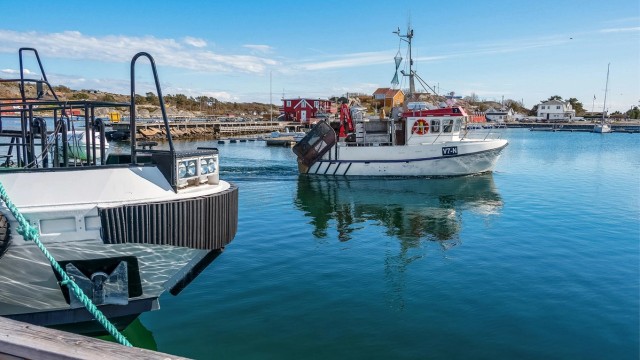Sandøsund er sentrum på Hvasser, med fiskerimottak, butikk og serveringssteder.