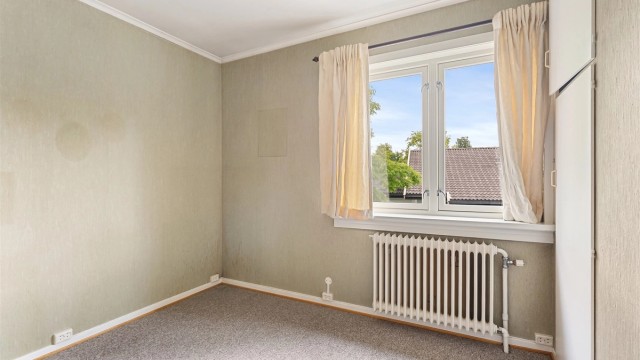 Det tredje soverommet som fungerer utmerket som barne-/gjesterom eller kontor. Innredet med plassbygd garderobeskap