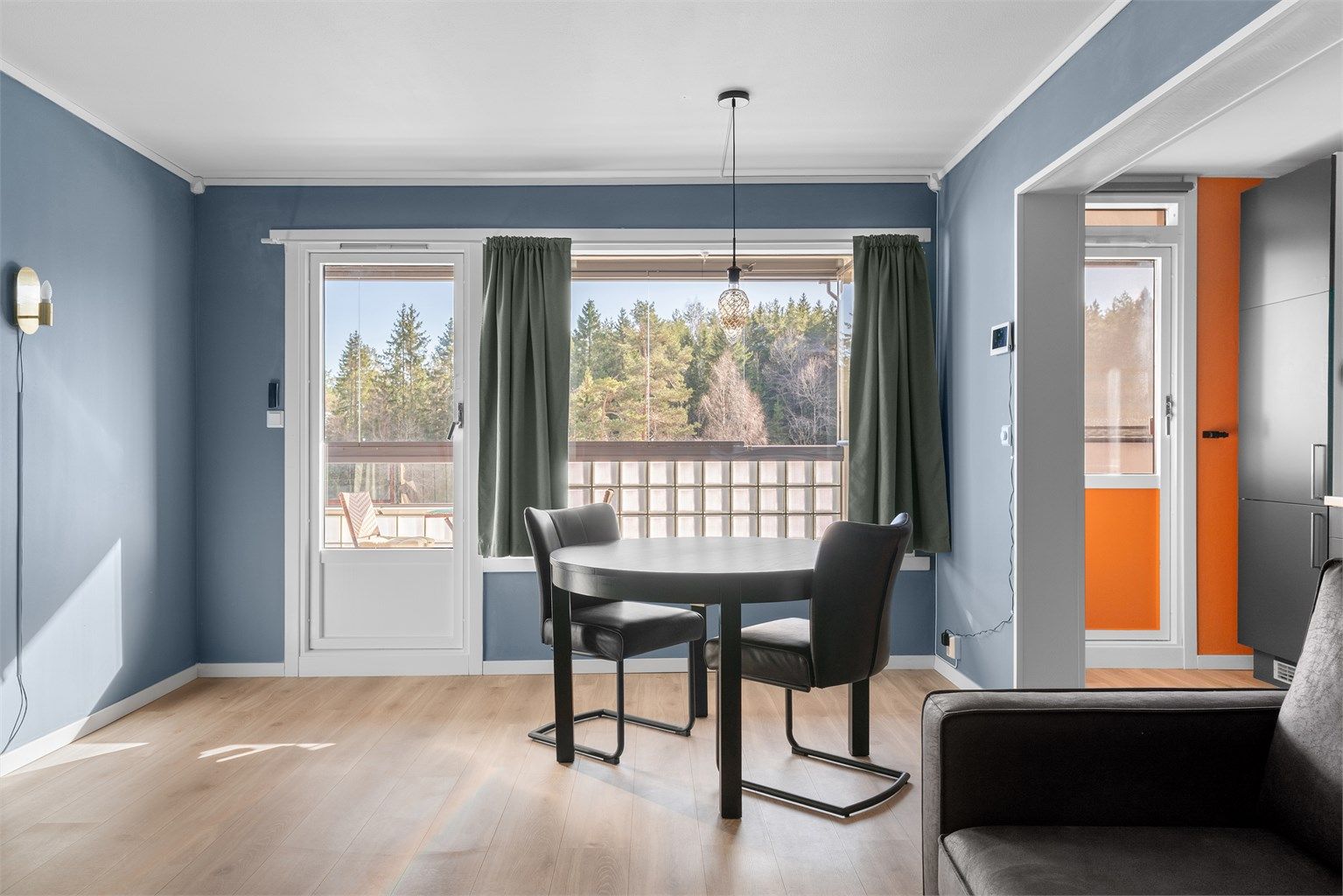 Her er det god plass til både sofagruppe og spisebord. Store vindusflater med 3-lags isolerglass gir rikelig med naturlig lys.