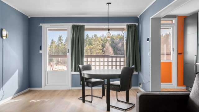 Her er det god plass til både sofagruppe og spisebord. Store vindusflater med 3-lags isolerglass gir rikelig med naturlig lys.