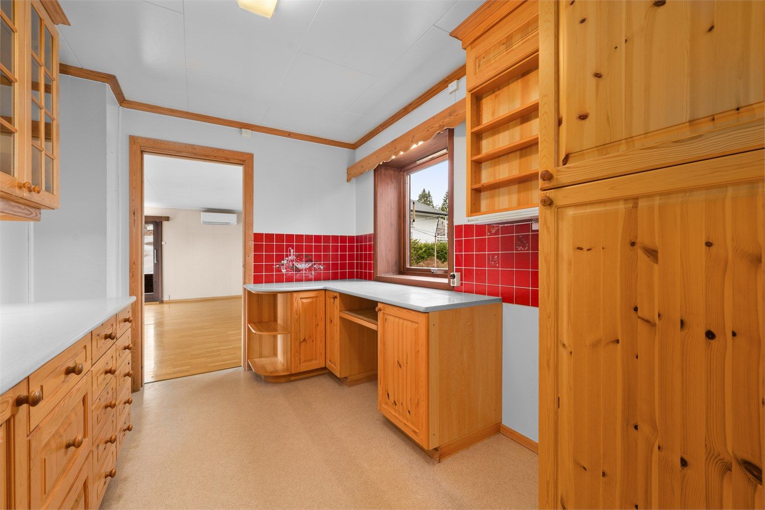 En praktisk kjøkkenløsning med integrert ventilator og helbeslått oppvaskkum i rustfritt stål.