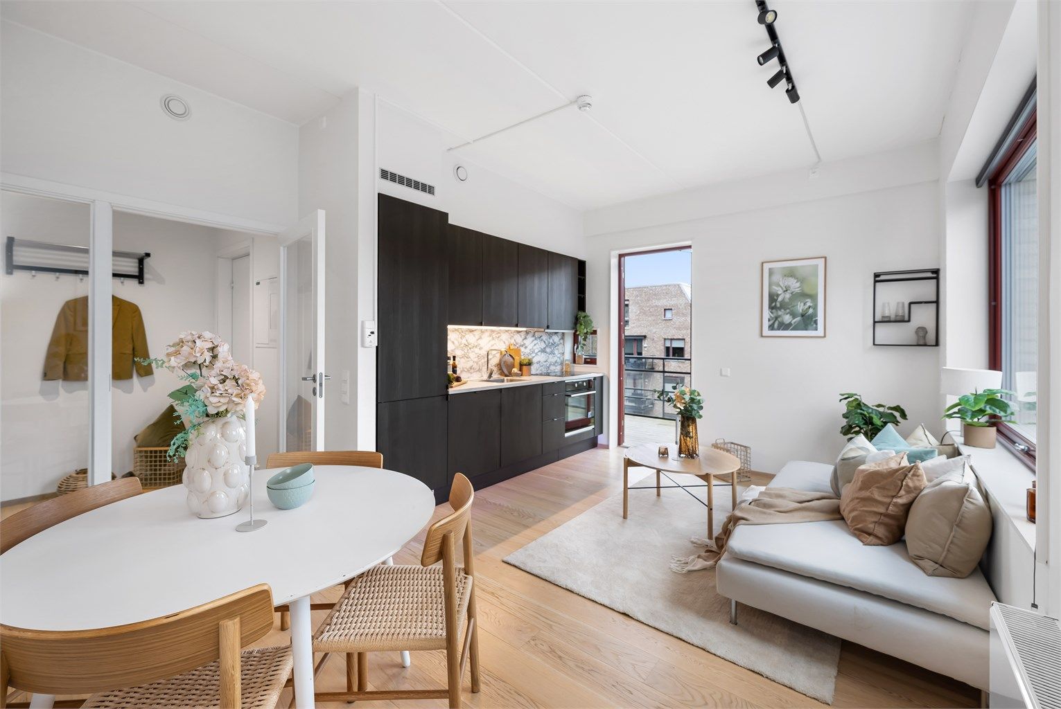 Med unntak av badet er hele leiligheten belagt med parkett i en varm farge og veggene har malte lyse overflater