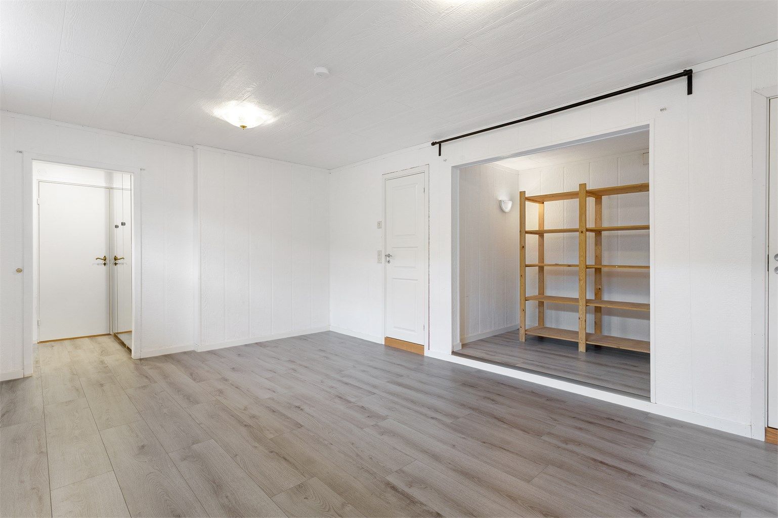 Gjenstående arbeid ifbm. etablering av sekundær boenhet er innsetting av kjøkken og diverse fasadeendringer.