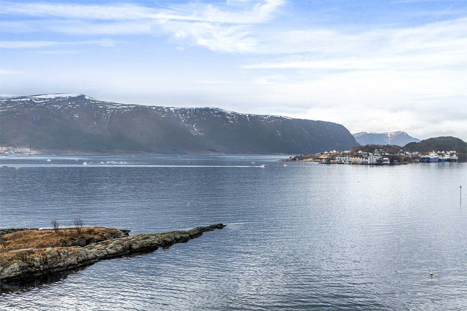 Fra leilighetens sydvendte balkonger har du panoramautsikt mot båttrafikken til og fra Ålesund havn samt det kjente Slinningsbålet
