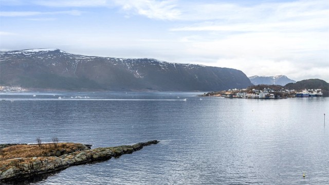Fra leilighetens sydvendte balkonger har du panoramautsikt mot båttrafikken til og fra Ålesund havn samt det kjente Slinningsbålet