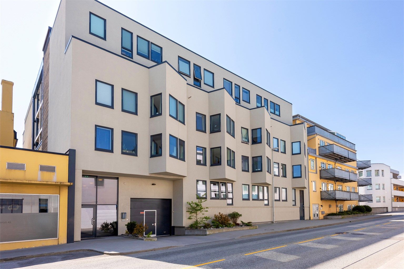 Fasade mot Nedre Strandgate. Leiligheten vender mot sjøen