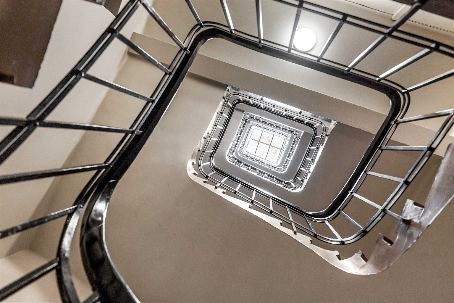 God lagringsplass med 2 boder, en på loft og en i kjeller.