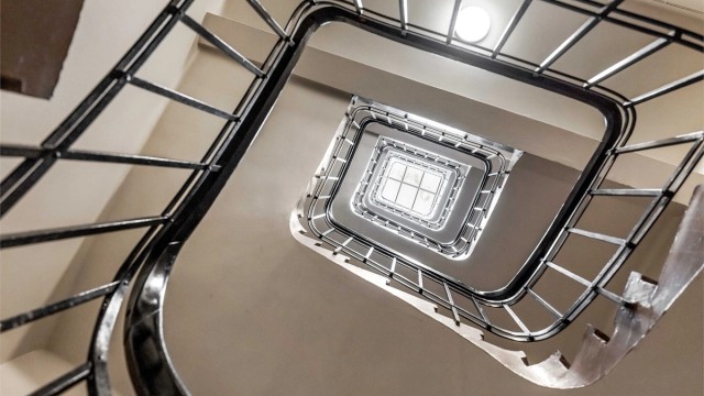 God lagringsplass med 2 boder, en på loft og en i kjeller.