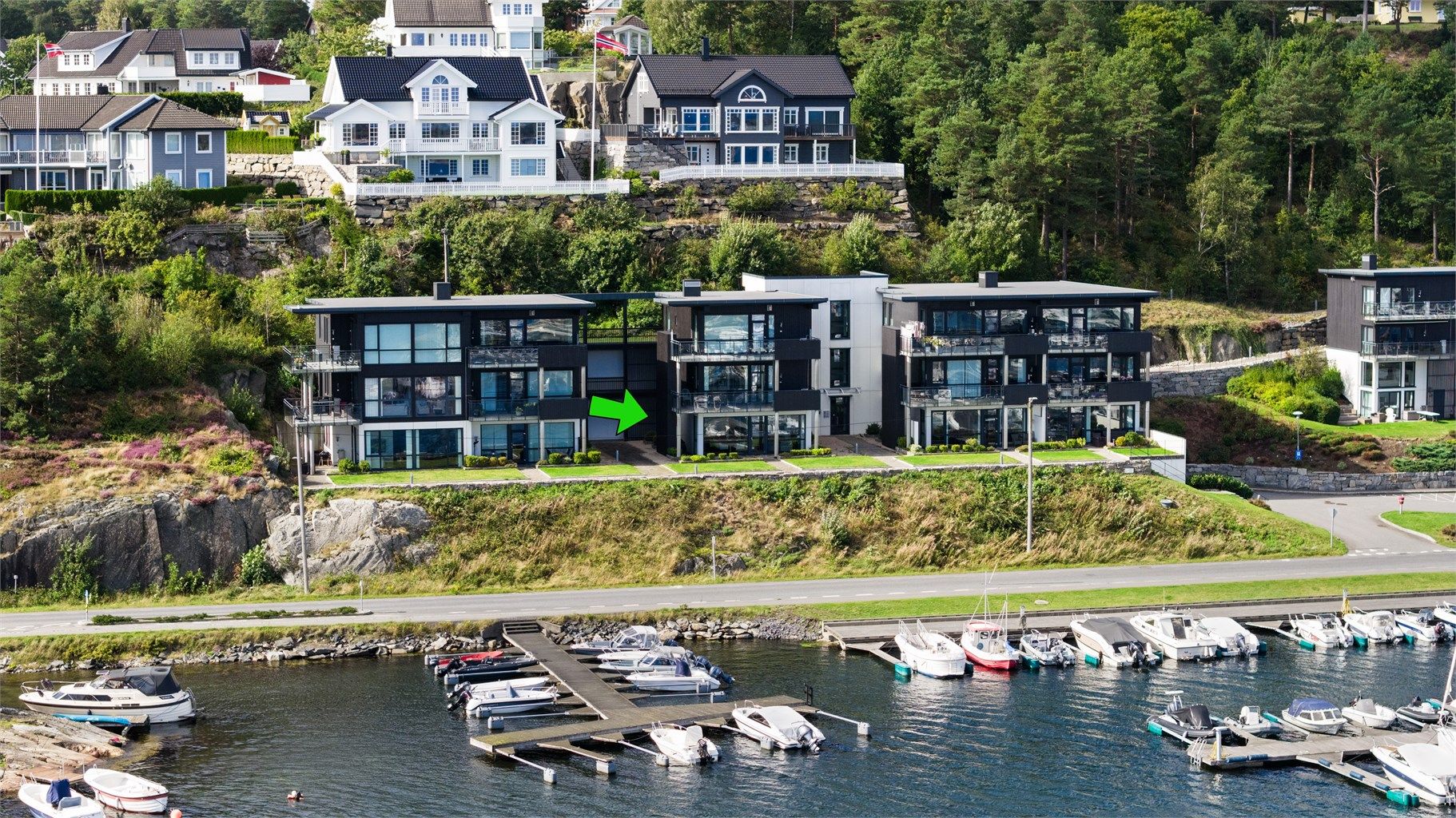 Flott beliggenhet ved sjøkanten på Groos - kun 2,5 km fra Grimstad sentrum. 