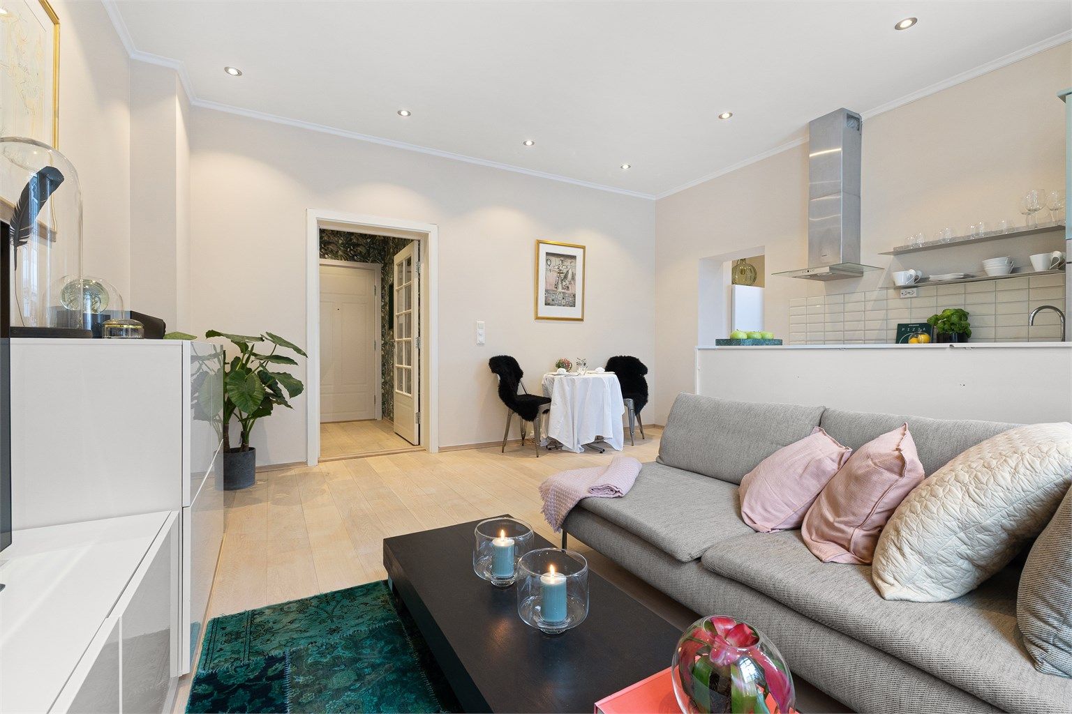 Leiligheten er lys og romslig med store vindusflater og en sjenerøs takhøyde på ca. 2,80 meter.