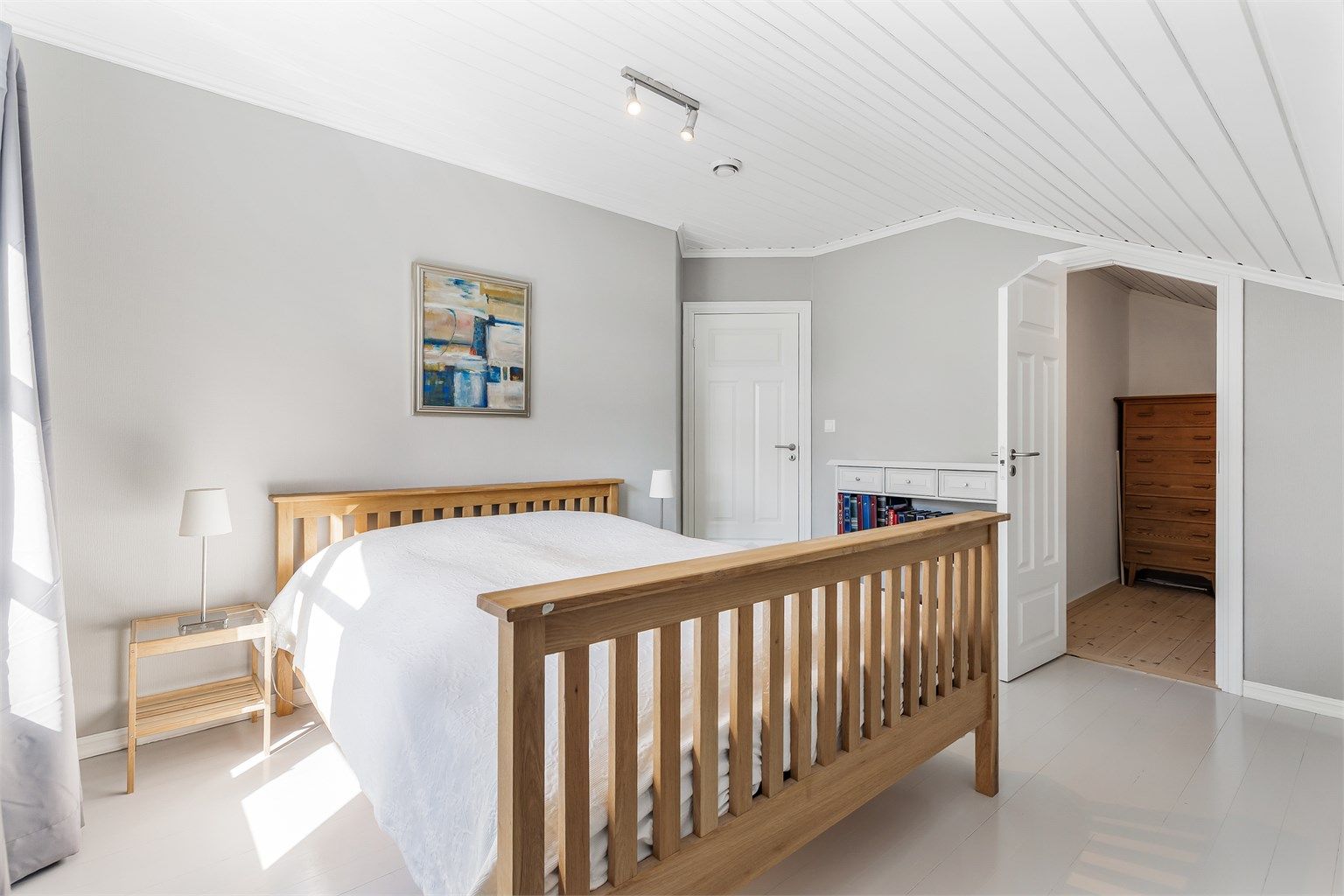 De to andre soverommene passer godt som gjesterom, barnerom eller kontor. Dette soverommet har egen bod som kan brukes som en mindre garderobe e.l.