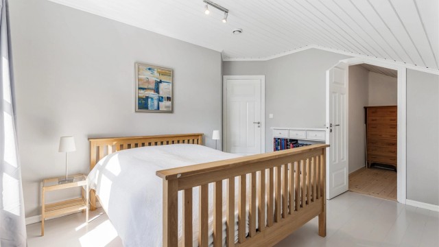 De to andre soverommene passer godt som gjesterom, barnerom eller kontor. Dette soverommet har egen bod som kan brukes som en mindre garderobe e.l.