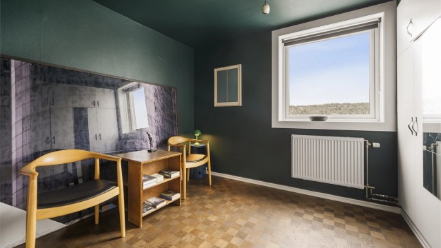 Vindu mot øst og utsyn mot tretoppene i Østmarka.