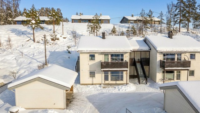 Herfra er det fin utsikt over nærområdet og de omkringliggende åsene.