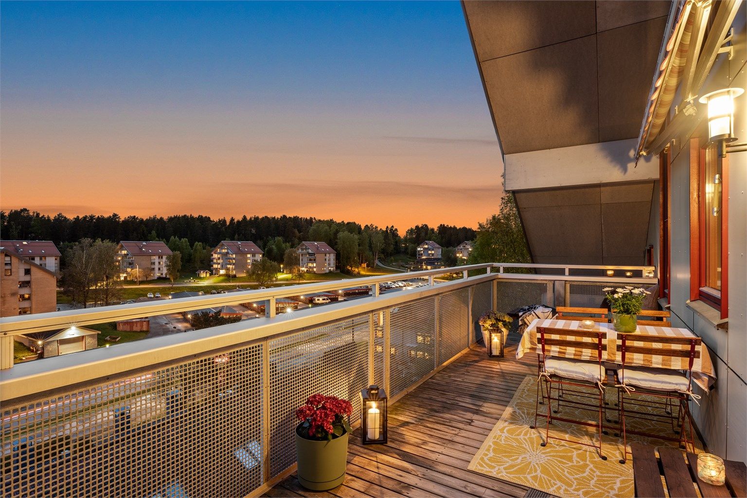 Leiligheten har fantastisk utsikt og svært gode solforhold fra sin vestvendte balkong på ca. 14m². Foto: Oh Shots