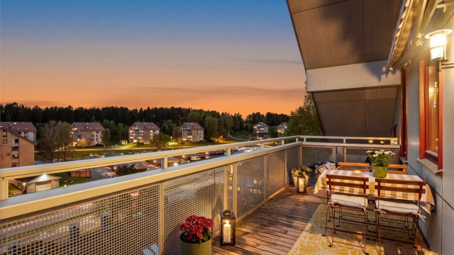 Leiligheten har fantastisk utsikt og svært gode solforhold fra sin vestvendte balkong på ca. 14m². Foto: Oh Shots