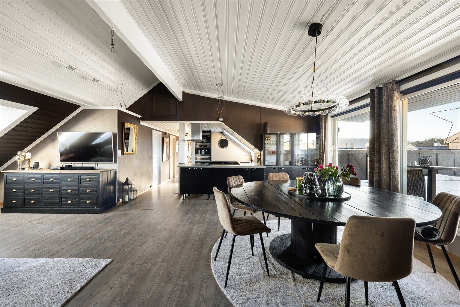 Nytt laminatgulv er i senere år lagt gjennomgående mellom stuen, kjøkkenet og gangen.