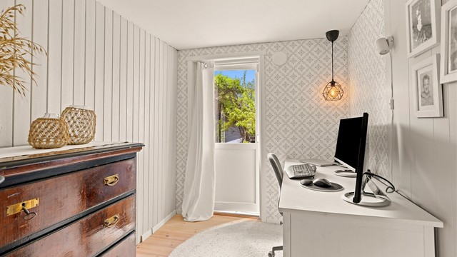 Rommet er i dag innredet som kontor, og har utgang til uteområdet.