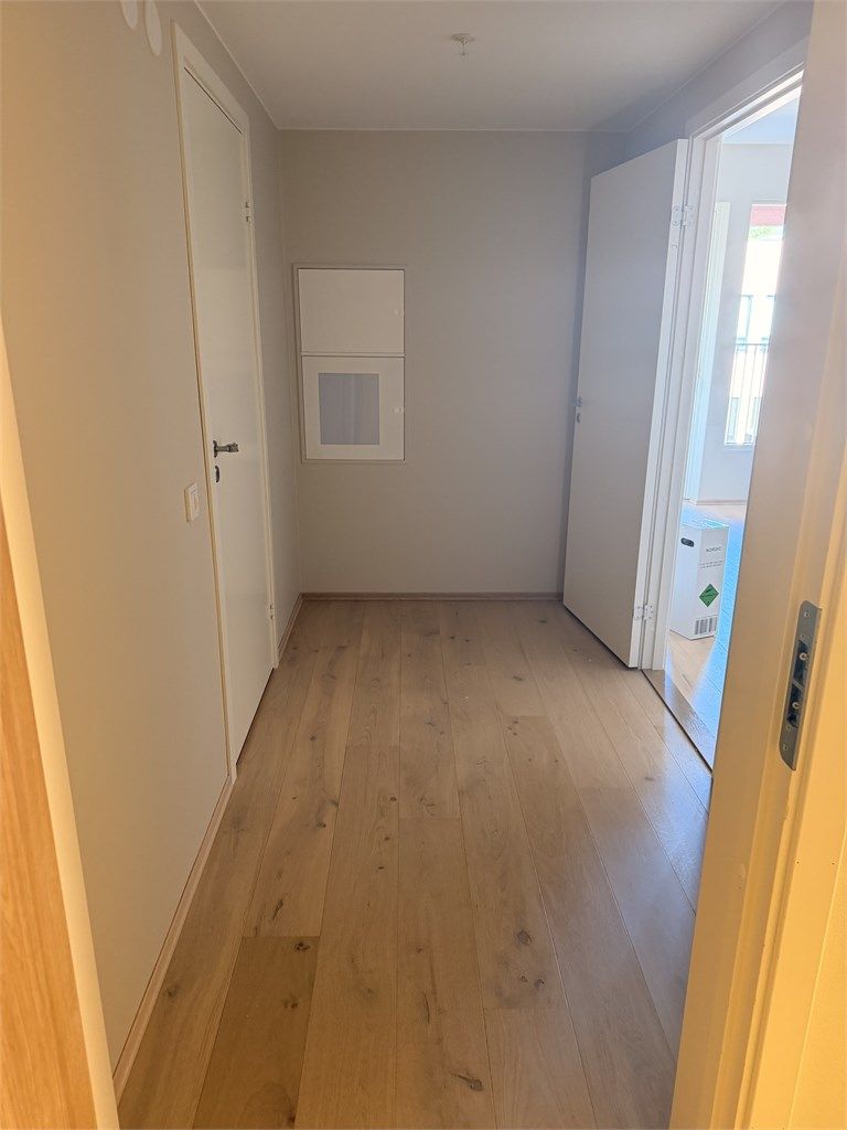 Innbydende gang med god plass til å henge fra seg yttertøy.