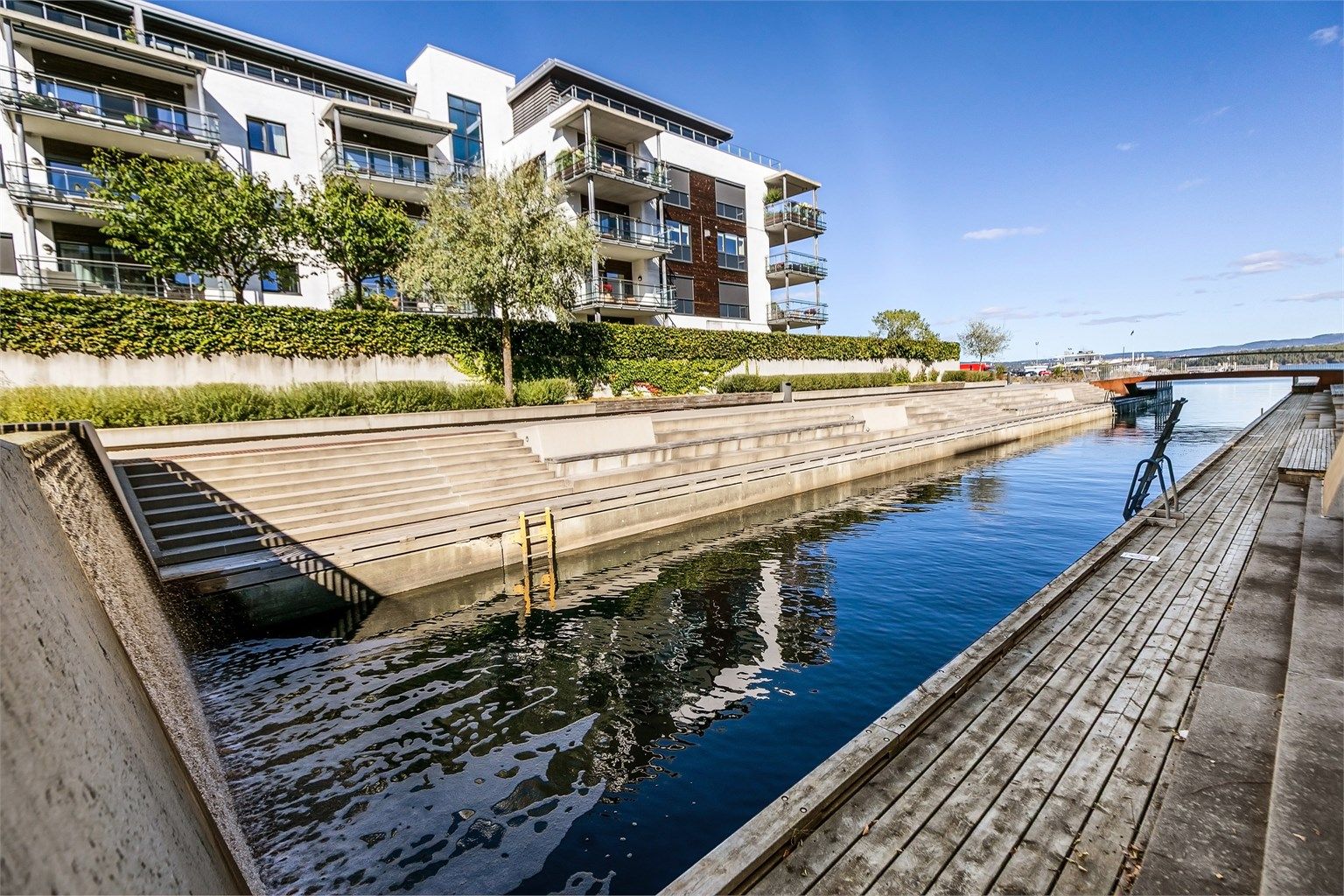 Kort vei til sjøen og Rolfstangen badeplass med bryggeanlegg og bademuligheter