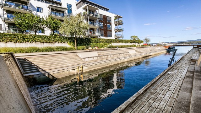 Kort vei til sjøen og Rolfstangen badeplass med bryggeanlegg og bademuligheter
