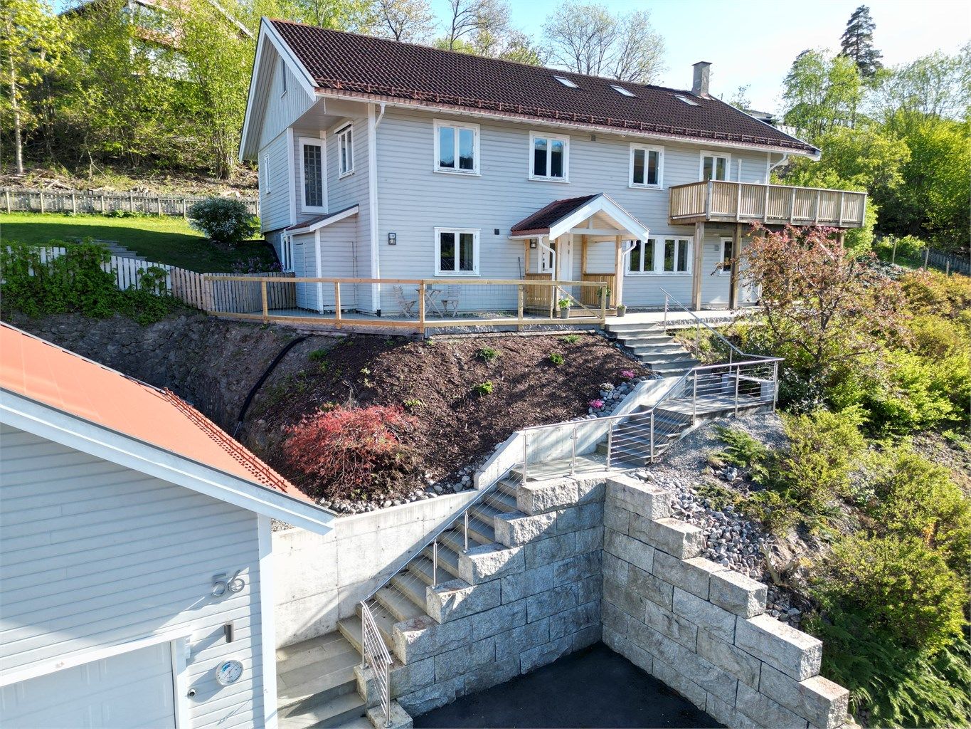 Innholdsrik og nyoppusset enebolig over 3 plan med attraktiv beliggenhet på Hvalstad