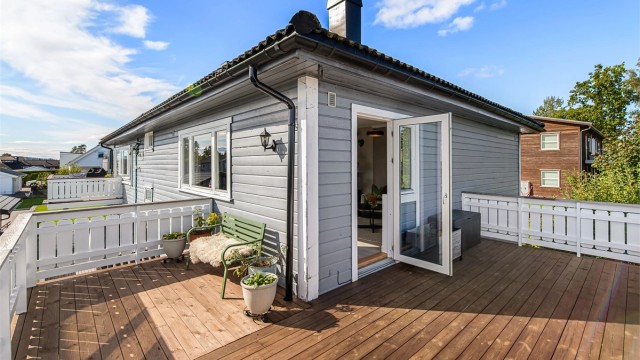 Romslig balkong med direkte utgang fra stuen og nye gulvbord fra 2023.