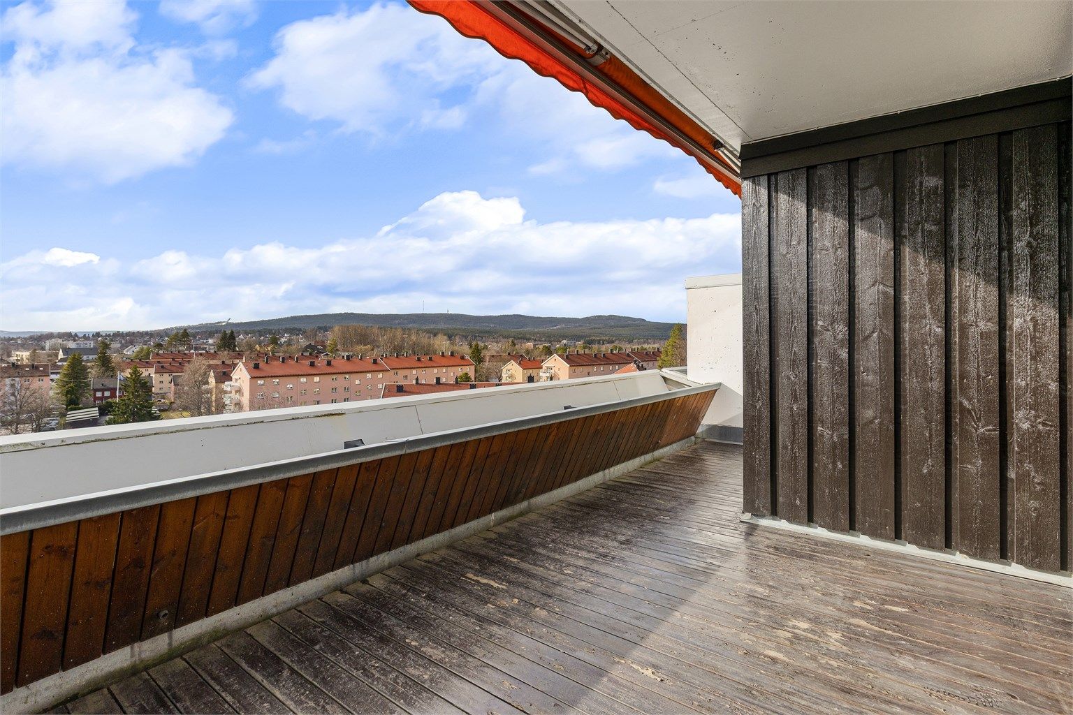 Nydelig vestvendt terrasse med adkomst fra hovedsoverommet. Her er det bare å finne frem en stol og kaffekopp!