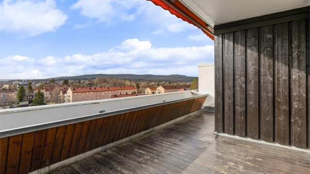 Nydelig vestvendt terrasse med adkomst fra hovedsoverommet. Her er det bare å finne frem en stol og kaffekopp!