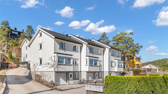 Velkommen til Storåsveien 9B - Lyst og pent rekkehus fra 2011 | 4 soverom | 2 bad | Garasje | Barnevennlig