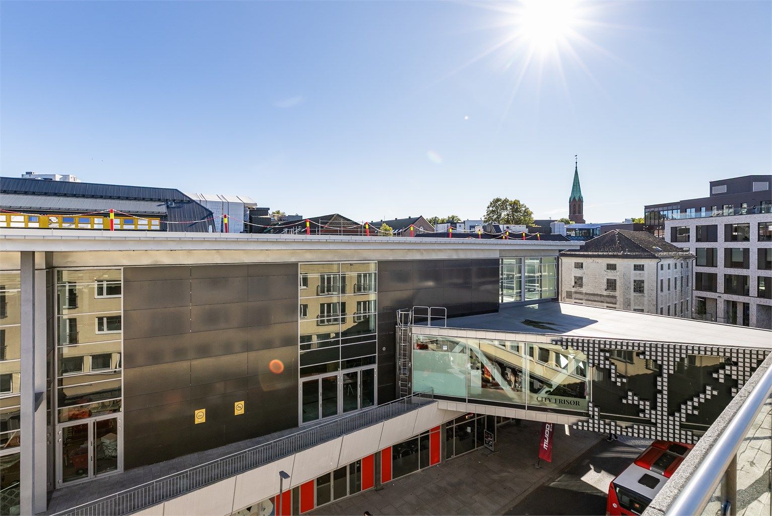 Rett over gaten ligger byens store kjøpesenter som nylig er pusset opp og inneholder et større antall forretninger.