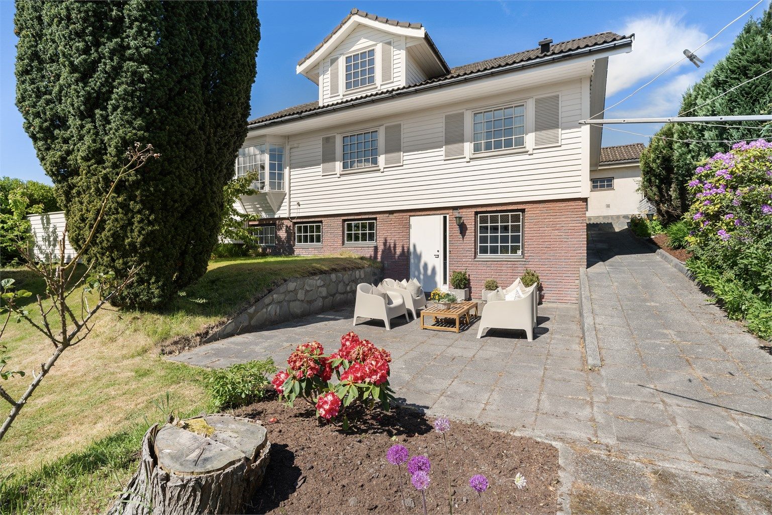 Flott opparbeidet uteområde med mange soner for å dekke muligheten til å følge solen.