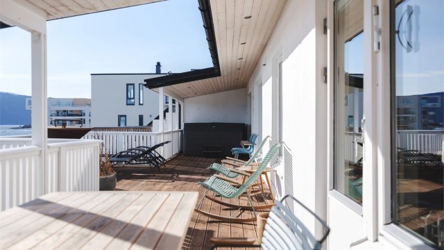 Terrassen er delvis overbygd, noe som gir ly for vær og vind og forlenger utendørssesongen.