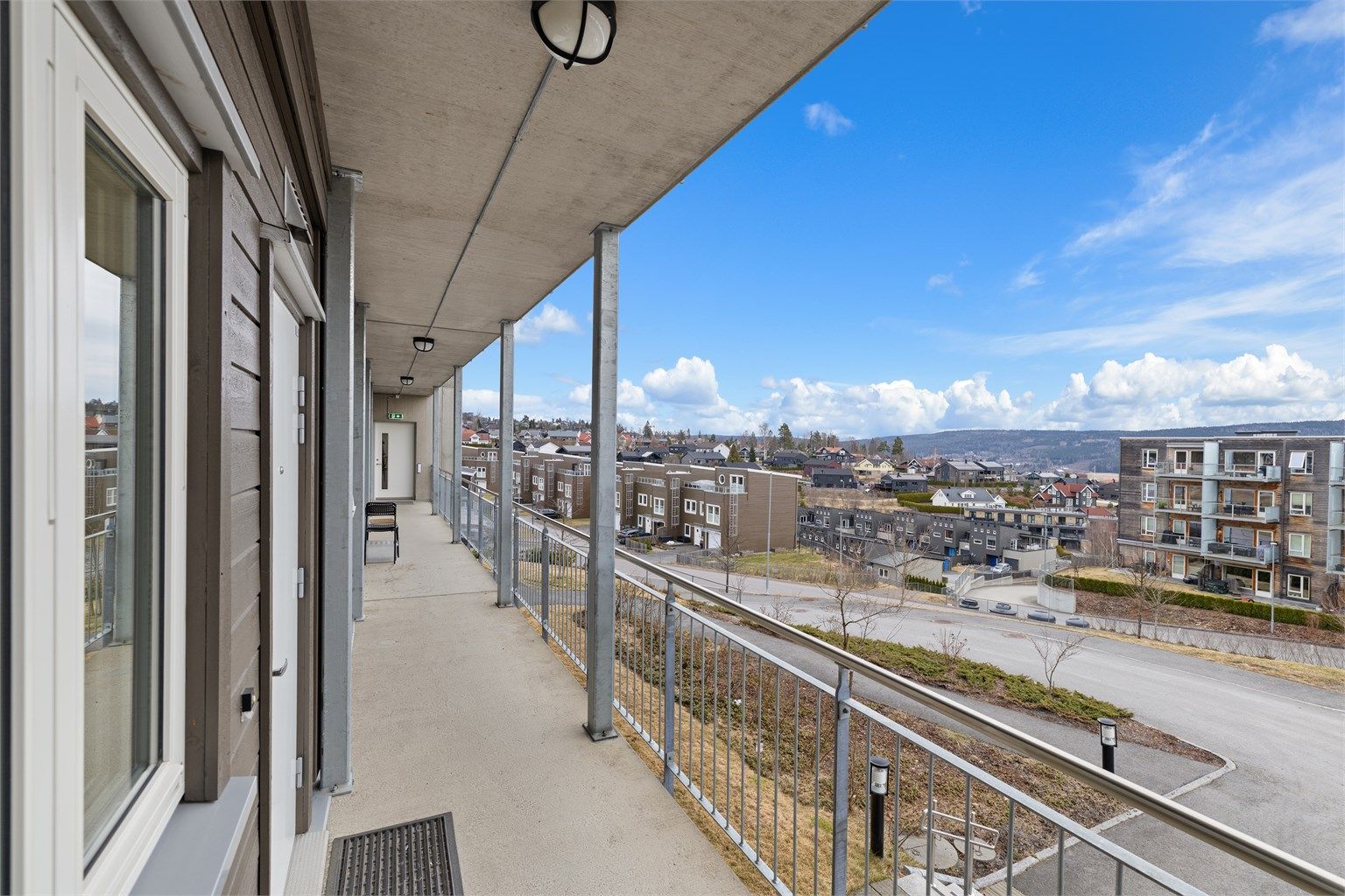 Svalgang utenfor inngangsdøren har også plass til å sitte å nyte morgenkaffen og soloppgangen