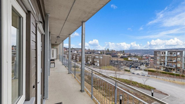 Svalgang utenfor inngangsdøren har også plass til å sitte å nyte morgenkaffen og soloppgangen