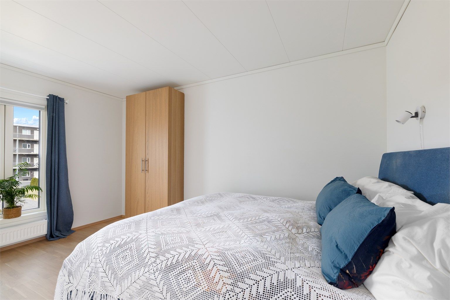 Hvovedsoverommet har god plass til dobbeltseng og garderobeskap.