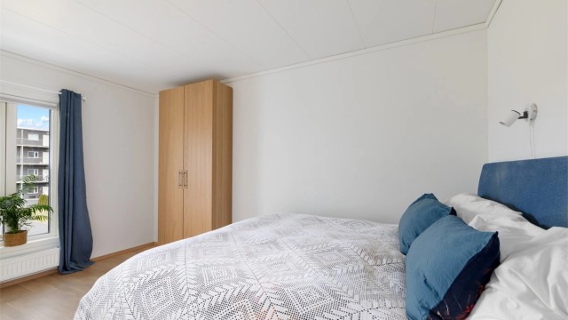 Hvovedsoverommet har god plass til dobbeltseng og garderobeskap.