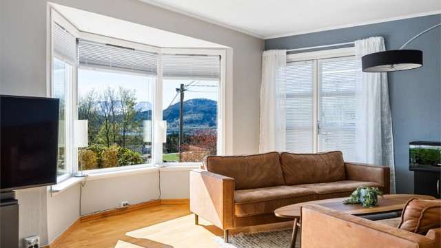 Lys og trivelig stue med store vindusflater
Foto: Odin Jæger
