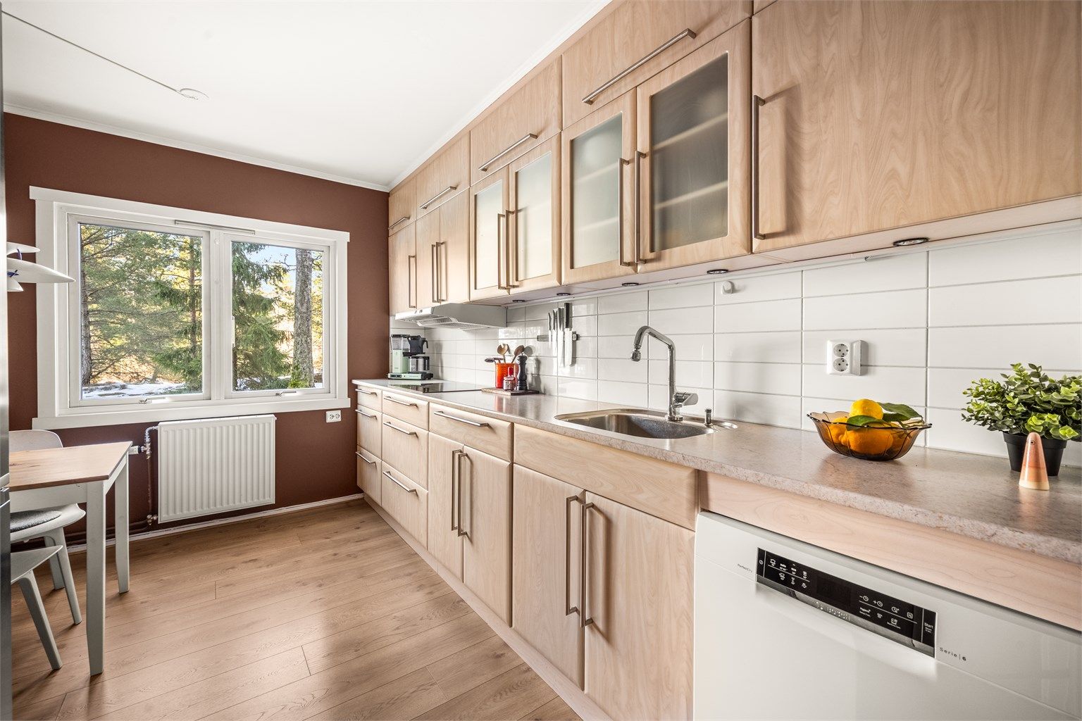 Kjøkken fra ca. 2016 med hyggelig spiseplass og god skap- og benkeplass.