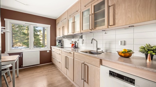 Kjøkken fra ca. 2016 med hyggelig spiseplass og god skap- og benkeplass.