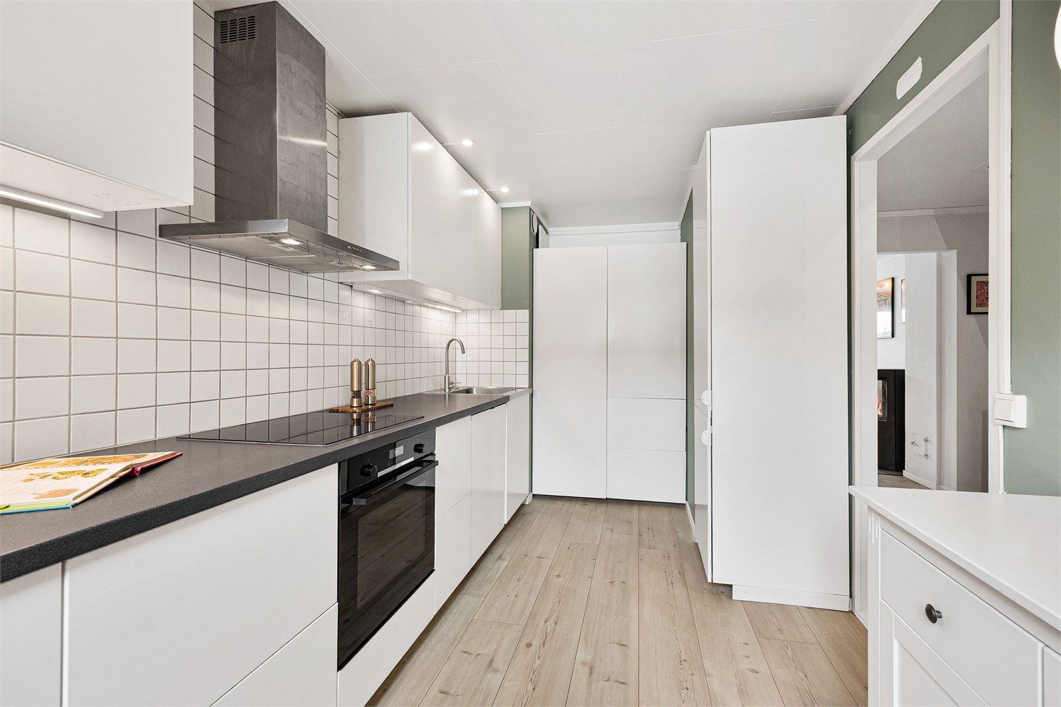 Kjøkkenet er utstyrt med integrert stekeovn, kjøl/frys og ny induksjonstopp fra 2022.