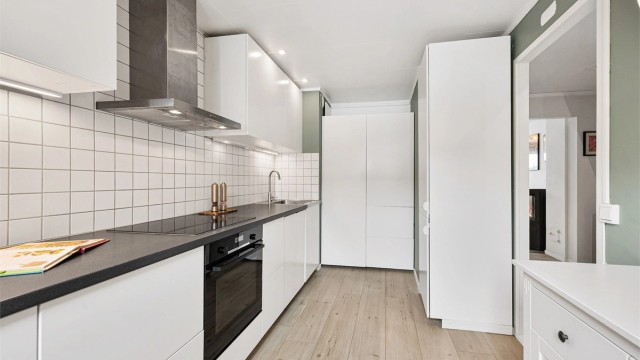 Kjøkkenet er utstyrt med integrert stekeovn, kjøl/frys og ny induksjonstopp fra 2022.