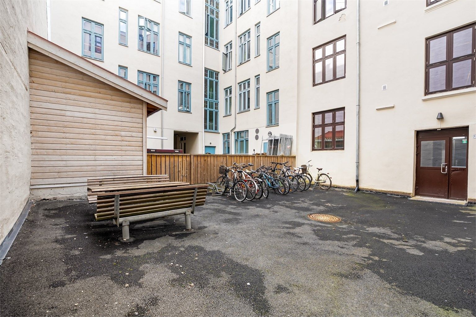 Felles bakgård for beboerne med blant annet sykkelparkering og sittergruppe.