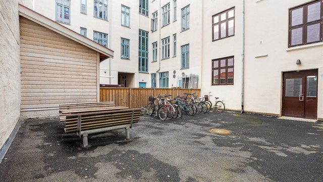 Felles bakgård for beboerne med blant annet sykkelparkering og sittergruppe.